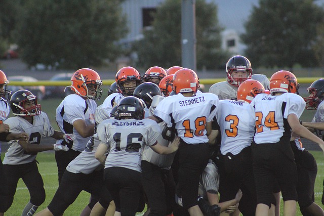 墨尔本杯赛马盛况空前：弗莱明顿赛马场人潮涌动，花枝招展堪比时装秀！.